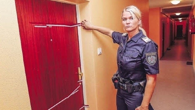 Im Haus Elisabethstraße 5a, fünfter Stock: Polizeisprecherin Valerie Hillebrand zeigt den Tatort. (Bild: Markus Tschepp)