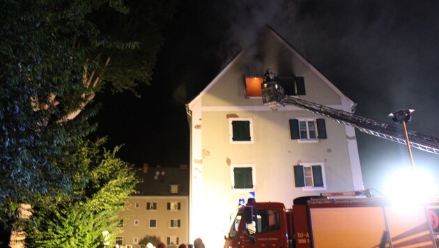 Die Einsatzkräfte der Feuerwehr retteten den mutmaßlichen Brandstifter aus der brennenden Wohnung. (Bild: Stadtfeuerwehr Leibnitz)
