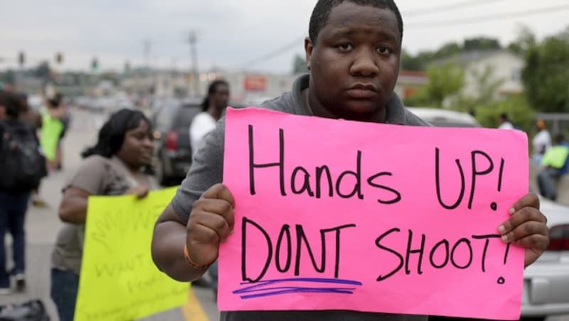 Nach den tödlichen Schüssen auf Michael Brown demonstrierten zahlreiche Menschen in Ferguson. (Bild: AP)