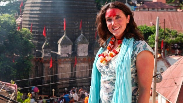 Bettany Hughes besucht in Indien unter anderem den Kamakhya Temple in Assam. (Bild: ORF)