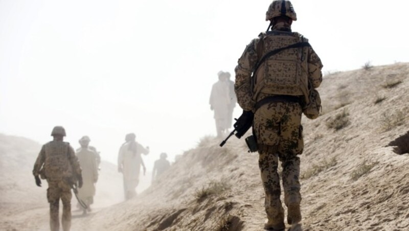 Deutsche Soldaten im Auslandseinsatz (Bild: MICHAEL KAPPELER /AFP/picturedesk.com)