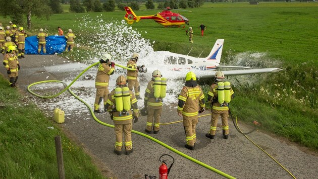 Die Feuerwehr löschte das brennende Flugzeugwrack. (Bild: Nikolaus Faistauer Photography)