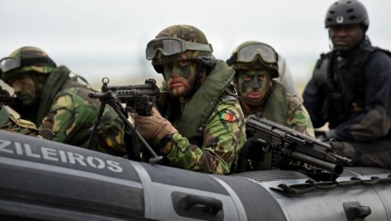 Portugiesische Elitesoldaten bei einer NATO-Übung im Mittelmeer (Bild: APA/AFP/FRANCISCO LEONG)