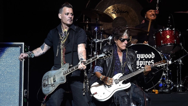 Joe Perry (rechts) mit Johnny Depp und den Hollywood Vampires auf der Bühne (Bild: APA/AFP/Getty Images/Kevin Mazur)