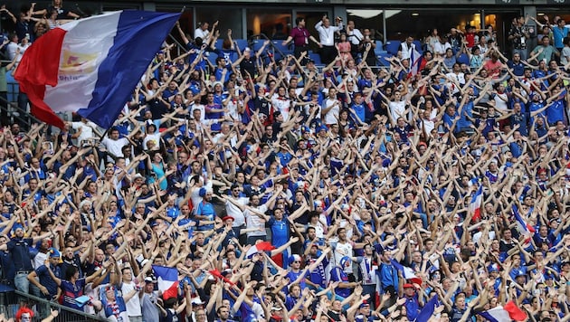 Der französische Fanblock im Finale in Saint Denis. (Bild: APA/AFP/VALERY HACHE)
