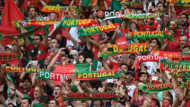 Der portugiesische Fanblock (Bild: APA/AFP/PHILIPPE DESMAZES)