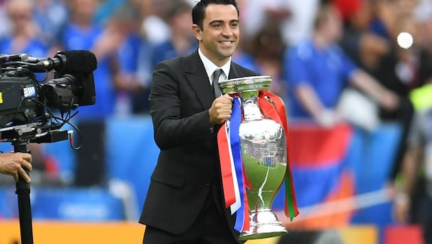 Der frühere spanische Nationalspieler Xavi präsentiert den EM-Pokal. (Bild: APA/AFP/PATRIK STOLLARZ)