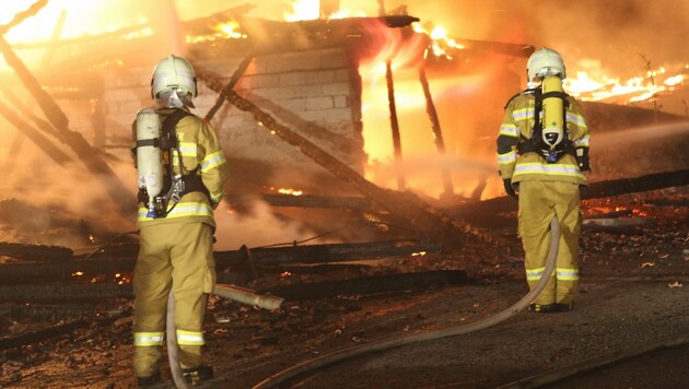 Feuerwehrleute bei der Brandbekämpfung (Bild: APA/FMT-PICTURES/MARIO POMWENGER)
