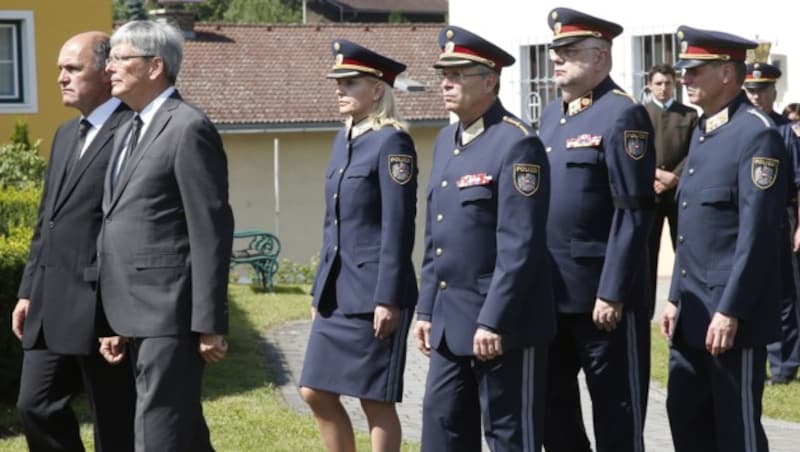 Innenminister Wolfgang Sobotka und LH Peter Kaiser mit ranghohen Polizeibeamten (Bild: APA/GERT EGGENBERGER)