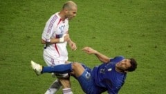 Legendär! Beim WM-Finale 2006 zwischen Frankreich und Italien ging es im Berliner Olympiastadion ordentlich zur Sache. Besonders zwischen Zinedine Zidane (l.) und Marco Materazzi. (Bild: APA/AFP/JOHN MACDOUGALL)