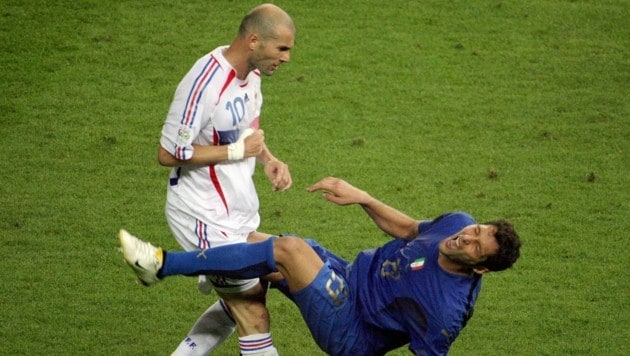 Legendär! Beim WM-Finale 2006 zwischen Frankreich und Italien ging es im Berliner Olympiastadion ordentlich zur Sache. Besonders zwischen Zinedine Zidane (l.) und Marco Materazzi. (Bild: APA/AFP/JOHN MACDOUGALL)