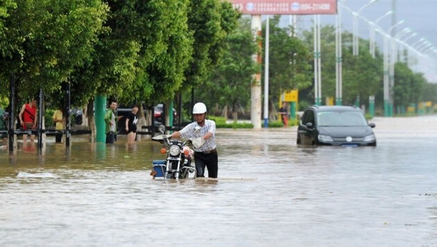 Überflutete Straßen in der Stadt Putian (Bild: APA/AFP/STR)