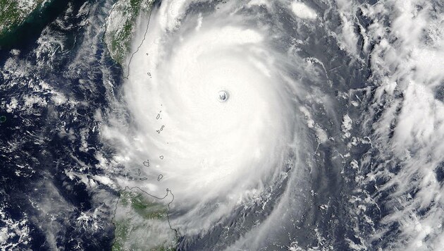 Eine Satellitenaufnahme des Taifuns "Nepartak" (Bild: NASA Goddard MODIS Rapid Response/Jeff Schmaltz)