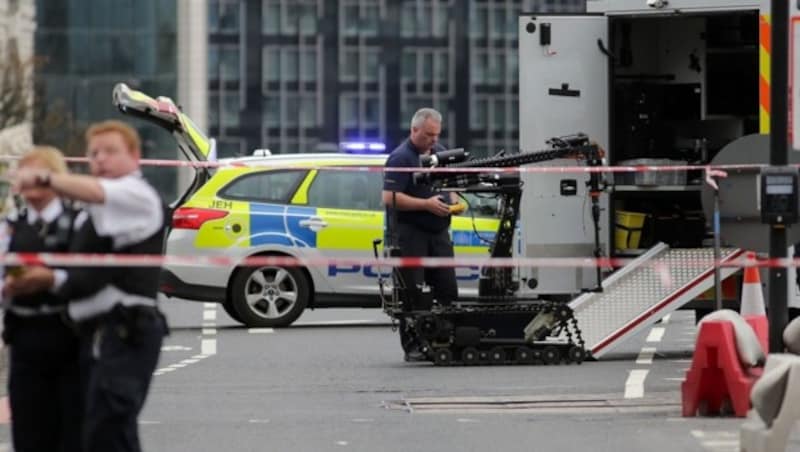 Ein Roboter bei einem Einsatz in London, wo ein verdächtiges Auto auf Sprengstoff untersucht wurde. (Bild: APA/AFP/DANIEL LEAL-OLIVAS)