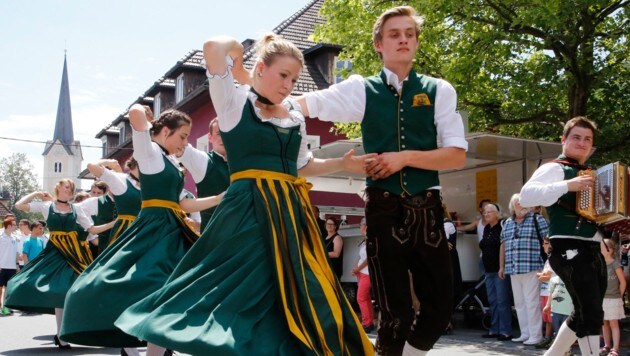 Schöne Kleider und flotte Tänze: Die Landjugend aus Moosburg beim großen Umzug (Bild: Uta Rojsek-Wiedergut)