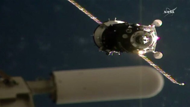 Die "Sojus"-Kapsel kurz vor dem Andocken an der ISS (Bild: NASA TV)