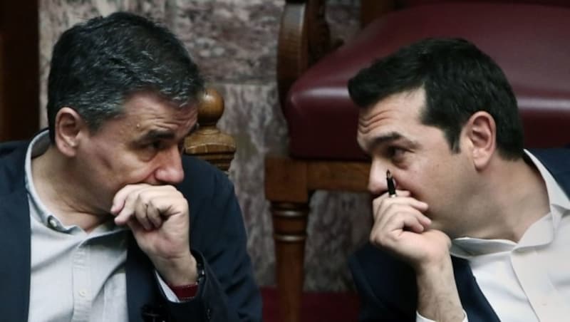 Premier Tsipras und seinem Finanzminister Euklid Tsakalotos fehlen 83 Mrd. Euro an Steuereinnahmen. (Bild: APA/AFP/ANGELOS TZORTZINIS)