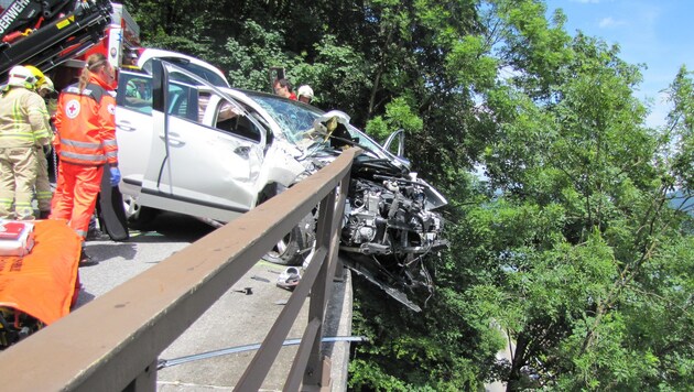 Der 72-Jährige musste minutenlang Todesängste ausstehen. Sein Auto hing über einem steilen Abgrund. (Bild: ZOOM-TIROL)