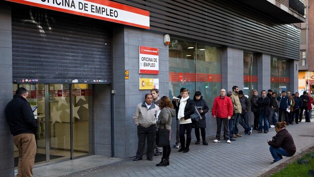 Die Arbeitslosigkeit in Spanien sinkt derzeit, mögliche EU-Strafen könnten den Trend wieder kippen. (Bild: APA/AFP/SEBASTIEN BERDA)