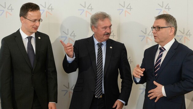 Jean Asselborn (Mitte) mit den Außenministern Ungarns und Tschechiens. (Bild: AFP)
