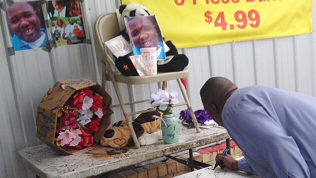 Nachbarn trauern um Alton Sterling. (Bild: AP)