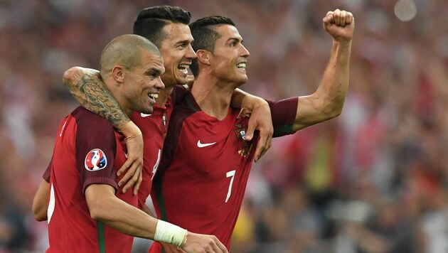 Bei einem Sieg am Mittwoch jubeln Fonte und Ronaldo vielleicht nur ohne ihren Verteidiger Pepe. (Bild: APA/AFP/BERTRAND LANGLOIS)