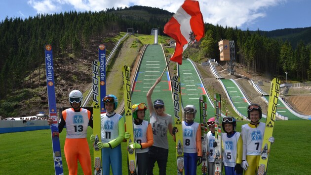 Skispringerin Dani Iraschko (mit Fahne) ließ die Premierenspringer in die Spur. (Bild: Heinz Weeber)