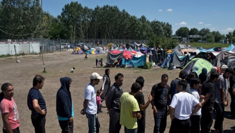 Flüchtlinge warten in Serbien auf eine Möglichkeit, in die EU zu gelangen. (Bild: AP)