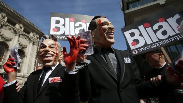 Vor dem Sitzungssaal demonstrierten Gegner des Irakkriegs. (Bild: AFP)