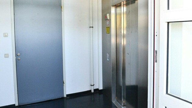 In diesem Lift blieb die Rettungsmannschaft mit dem Patienten stecken. Der 78-Jährige starb. (Bild: APA/MARIOKIENBERGER.AT)