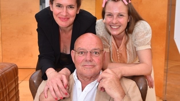 Wolfgang Böck mit seinen beiden Bühnenkolleginnen Marie-Therese Futterknecht und Anna Kramer (Bild: Andreas Tischler)