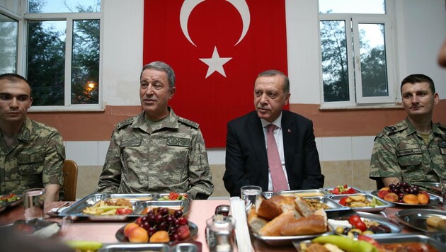Präsident Erdogan beim Fastenbrechen mit Soldaten in der südosttürkischen Stadt Mardin (Bild: APA/AFP/TURKISH PRESIDENTIAL PRESS OFFICE)