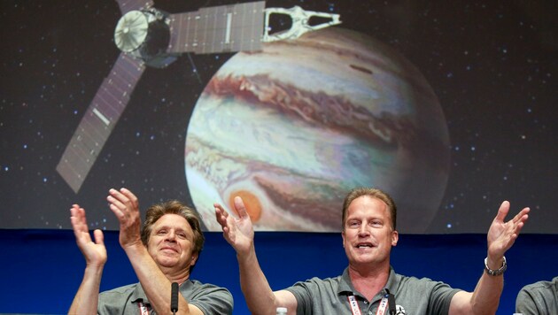 Applaus für "Juno" in der NASA-Zentrale (Bild: ASSOCIATED PRESS)