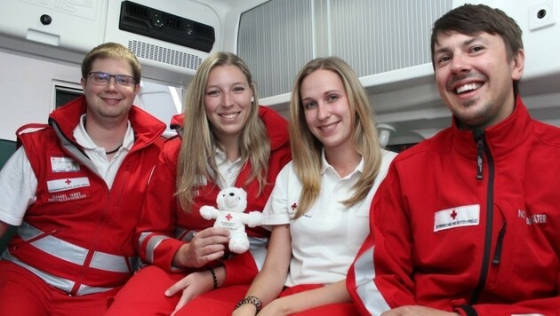 Daniel Binder, Katharina Rangger, Katrin Hetzenauerund Gregor Franke waren bei Sophias Geburt dabei. (Bild: Rotes Kreuz)