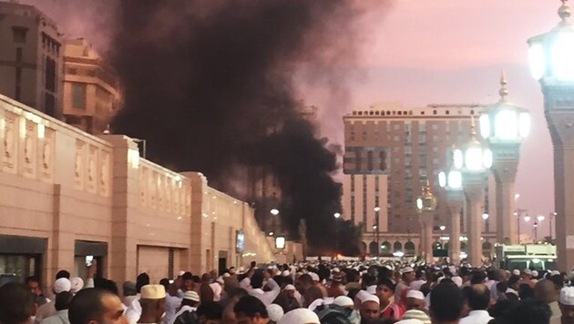 Ein Attentäter sprengte sich nahe der Prophetenmoschee in Medina in die Luft. (Bild: AP)
