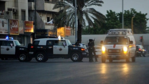 Sicherheitskräfte vor dem US-Konsulat in Dschidda nach dem Selbstmordanschlag (Bild: APA/AFP/STRINGER)
