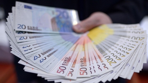 Ein hilfsbereiter 35-Jähriger wechselte seine Euro in wertlose Scheine (Symbolbild). (Bild: APA/dpa/Federico Gambarini)