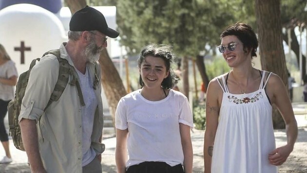 Liam Cunningham, Maisie Williams und Lena Headey beim Besuch eines Flüchtlingscamps in Griechenland (Bild: Tara Todras-Whitehill/IRC)