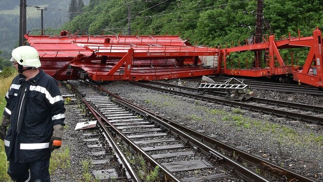 Dieser leere Güterzug entgleiste auf der Südbahnstrecke. (Bild: APA/BFVMZ/PUSTERHOFER)