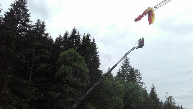 Mit einer Drehleiter retteten die Feuerwehrleute den 21-Jährigen vom Baukran. (Bild: FF Hollersbach)