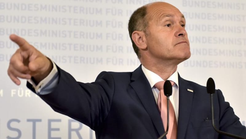 Innenminister Sobotka löst mit seinem Ruf nach internationalen Wahlbeobachtern Skepsis aus. (Bild: APA/HERBERT NEUBAUER)