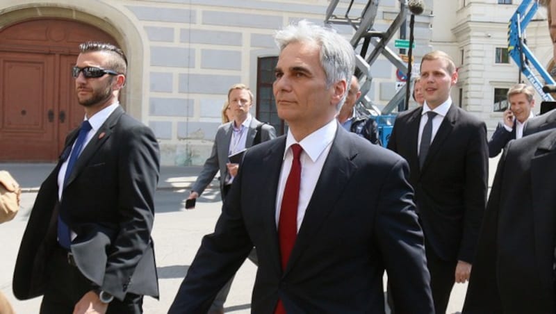 Kanzler Faymann bei seinem überraschenden Abgang (Bild: AP Photo/Ronald Zak)