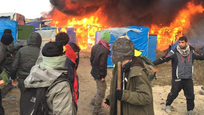 Brennende Zelte bei der Räumung des "Dschungels" in Calais. (Bild: Associated Press)