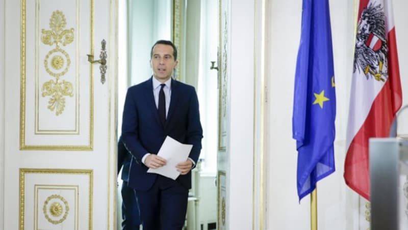 Bundeskanzler Christian Kern bedankte sich in einer Pressekonferenz bei den VfGH-Richtern. (Bild: APA/BKA/CHRISTOPHER DUNKER)