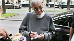 Burt Bacharach schreibt Autogramm in Wien (Bild: Starpix / A. Tuma / SPY)