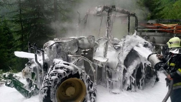 So schaut es aus, wenn ein brennender Traktor gelöscht wurde (Symbolbild) (Bild: FF Mallnitz)