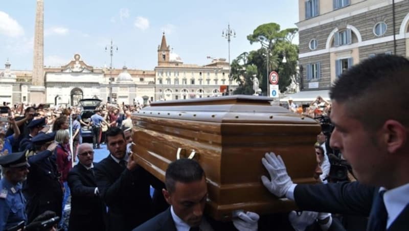 Der Sarg von Bud Spencer wurde vom Kapitol bis zum Piazza del Popolo getragen. (Bild: APA/AFP/TIZIANA FABI)