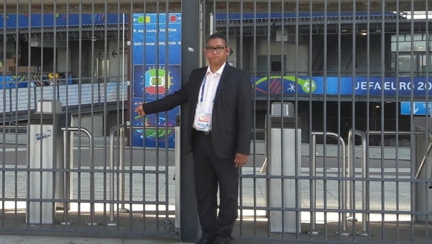 Salim Toorabally vor dem Stade de France (Bild: "Krone")