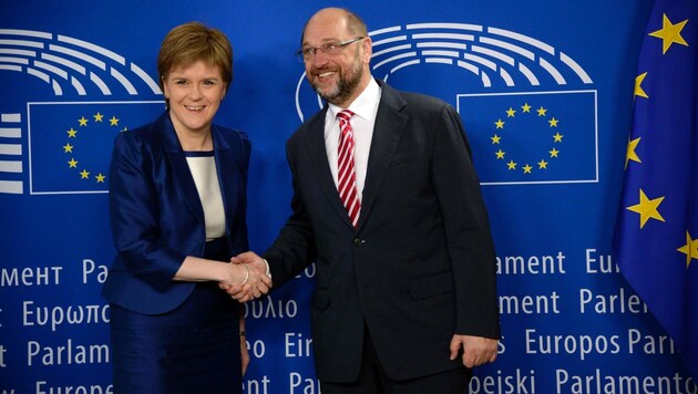 Nicola Sturgeon und EU-Parlamentsvorsitzender Martin Schulz (Bild: APA/AFP/THIERRY CHARLIER)