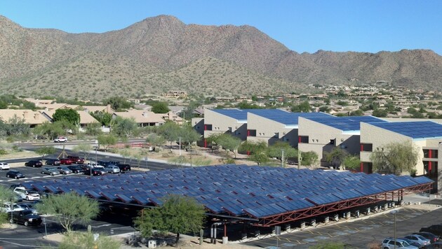 Weltgrößte Solar-Kühlung: Mit 5000 Quadratmeter Kollektoren wird der Schulkomplex klimatisiert (Bild: Solid)